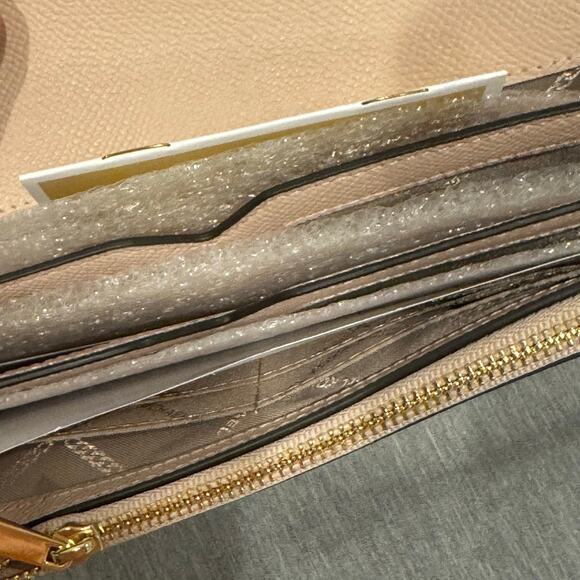 MICHAEL Michael Kors Soft Pink Jet Set Charm Envelope Phone Crossbody NWT - Picture 10 of 13